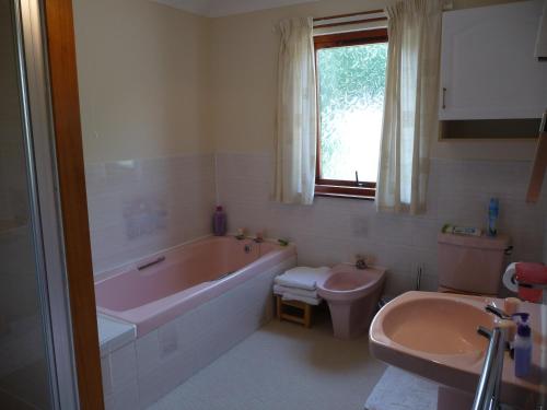 y baño con bañera, aseo y lavamanos. en Ordieview Bed & Breakfast, en Luncarty