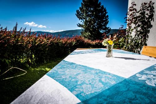a table with a vase of flowers on it at fanning 91 (zur Veitlerin) in Mariapfarr