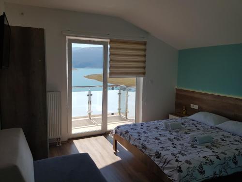 ProzorにあるMediteran B&Bの海の見えるベッドのある寝室