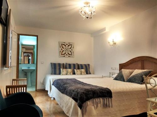 Ένα ή περισσότερα κρεβάτια σε δωμάτιο στο Hostal Enriqueta