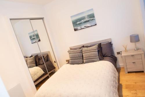 Кровать или кровати в номере Stylish and Clean 1 Bed Apartment Maidenhead Town center