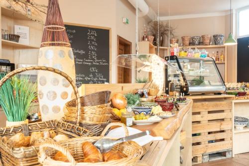 バンシンにあるAparthotel Tropenhaus Bansinのカウンター(パンなどの食品入り)