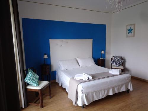 una camera con un grande letto e una parete blu di B&B Casa Vienna a Sant'Agnello