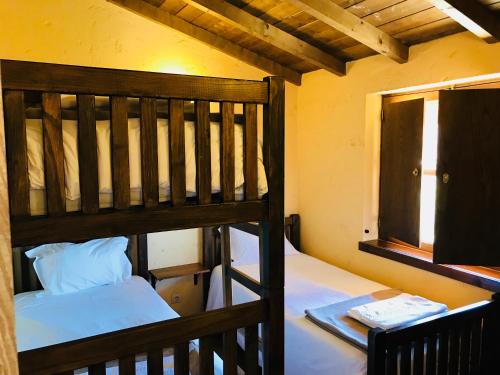a bedroom with a bunk bed and a window at Cepo Verde in Gondesende