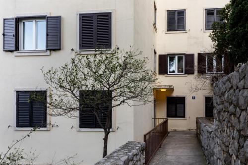 Spacious Apartment with Terrace near Old Town