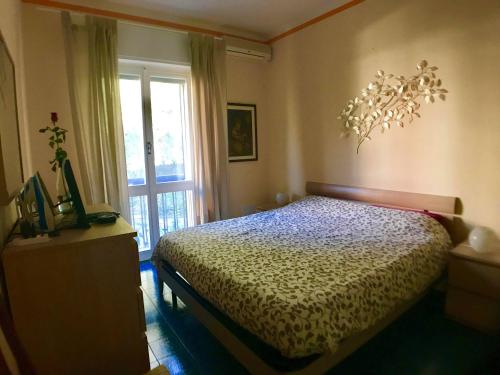 - une chambre avec un lit et une fenêtre dans l'établissement Appartamento del Golf - Secured Parking -, à Rapallo