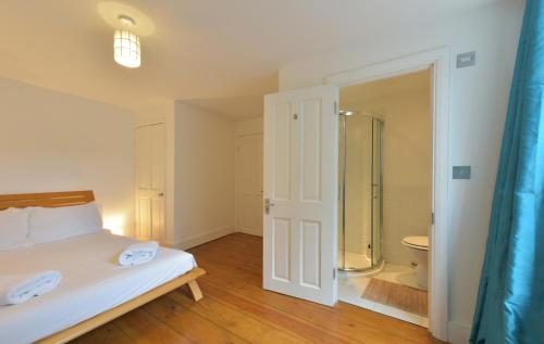 een slaapkamer met een bed, een douche en een toilet bij Host & Stay - Victoria Gardens in Ramsgate