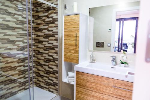 bagno con lavandino e doccia di Alicante View Wonderful ad Arenales del Sol