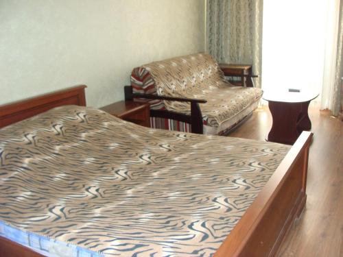 - une chambre avec un lit, une chaise et un canapé dans l'établissement Apartment Irpen, à Irpin