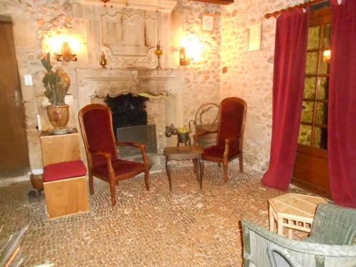 Posezení v ubytování CHAMBRES d'HOTES LE ROUSSEL