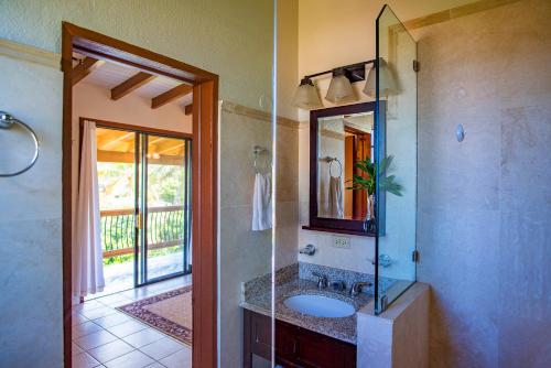 Kylpyhuone majoituspaikassa Bayview Vacation Apartments