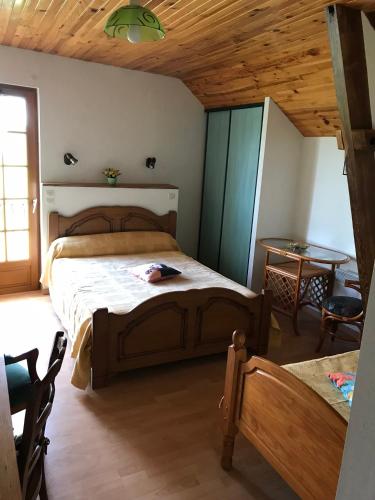 une chambre avec un lit et un plafond en bois dans l'établissement Mountain Vacances - Maison Rachou, à Lanne-en-Barétous 