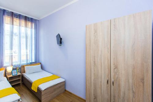 מיטה או מיטות בחדר ב-Modern 2BR Apartment in Central Lviv