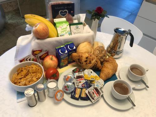 Jídlo v aparthotelu nebo okolí