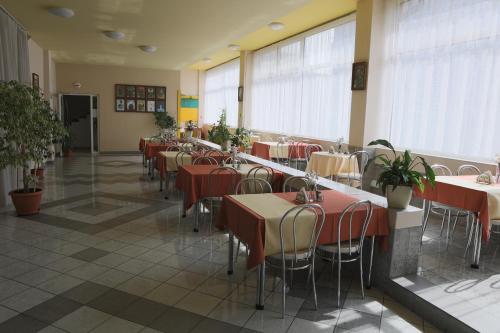 Un restaurante con mesas y sillas en una sala. en Hotel Diana, en Nové Mesto nad Váhom