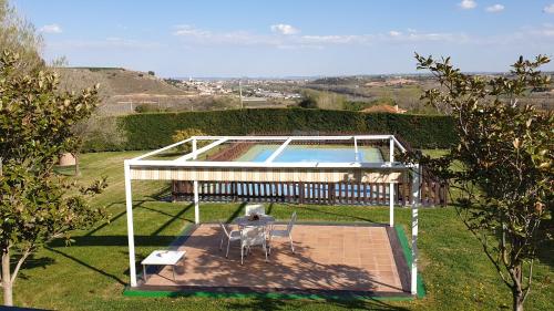 uma piscina com duas cadeiras e uma mesa em Finca la barrosa ciudad y campo juntos em Zamora