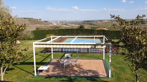 una piscina con 2 sillas y una mesa en Finca la barrosa ciudad y campo juntos, en Zamora