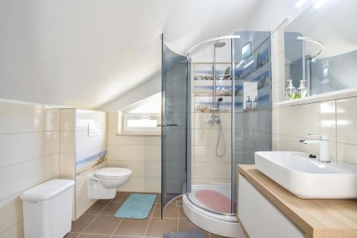une salle de bain avec toilettes, lavabo et douche dans l'établissement Villa Mar 1 - Luxury apartments, à Pučišća