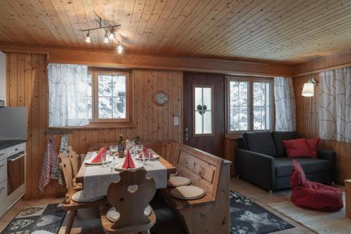 ein Wohnzimmer mit einem Tisch und einem Sofa in der Unterkunft Ferienwohnung Sunnehöckli in Sattel