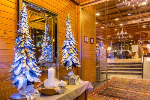 a store with blue and white decorations on the wall at Sport Hotel Village in Soldeu