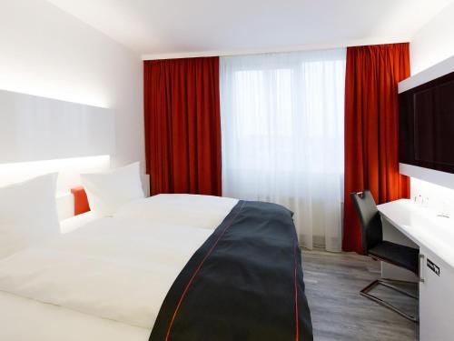 Postel nebo postele na pokoji v ubytování DORMERO Hotel Hannover-Langenhagen Airport