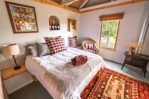 เตียงในห้องที่ Belfield Wines and Farm Cottages