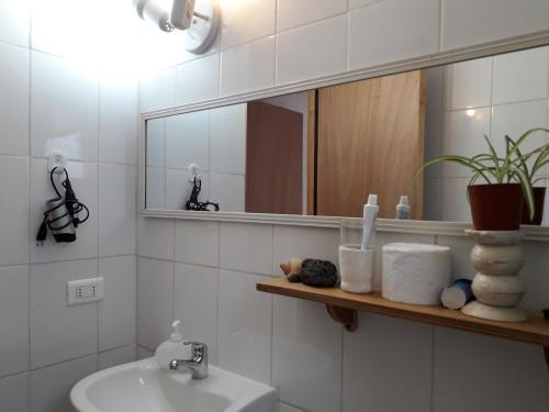 un bagno con lavandino e specchio di departamento valdivia a Valdivia