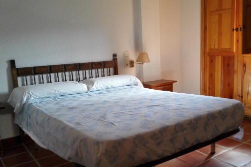 Un pat sau paturi într-o cameră la Una joya en la Alpujarra