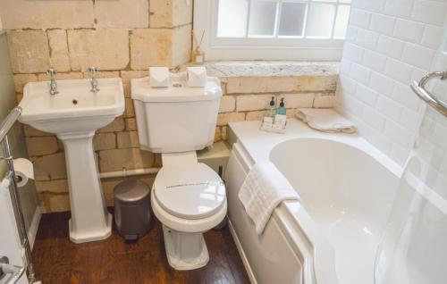 ウィンチカムにあるLady Jane Greyのバスルーム(トイレ、洗面台、バスタブ付)