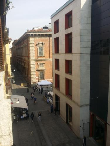 vista su una strada della città con un edificio di Heart of Brera a Milano