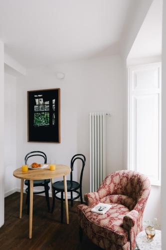 a living room with a table and a chair at Inferniño Apartments in Santiago de Compostela