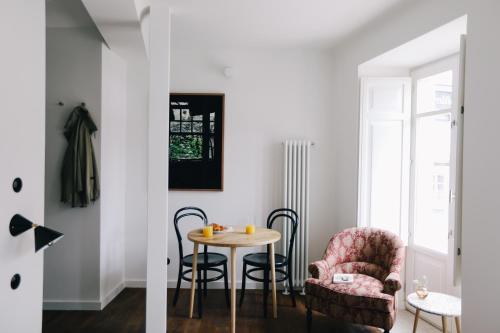 a dining room with a table and chairs at Inferniño Apartments in Santiago de Compostela