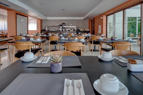VIP Executive Picoas Hotel tesisinde bir restoran veya yemek mekanı