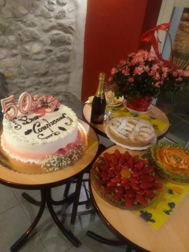 a birthday cake and a bottle of champagne on a table at Hotel La Congiura dei Baroni in Teggiano