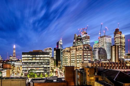 Pemandangan umum bagi London atau pemandangan bandar yang diambil dari hotel