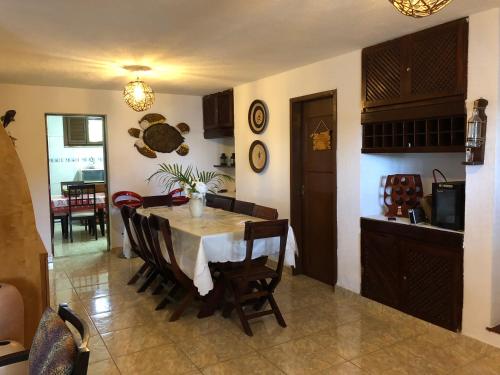 cocina y comedor con mesa y sillas en Shekinah House, en Cumbuco