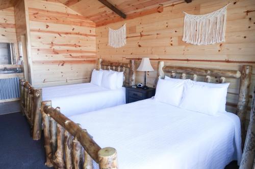 Ліжко або ліжка в номері Bryce Valley Lodging