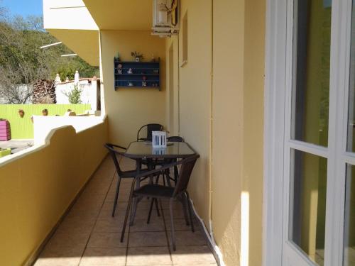 ein kleiner Tisch auf dem Balkon eines Hauses in der Unterkunft Harmony House in Agia Paraskevi