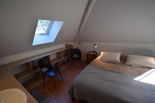 Een bed of bedden in een kamer bij Le Moulin de Planiol