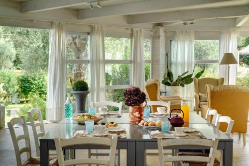 - une salle à manger avec une table et des chaises dans l'établissement B&B Trullo Barbagiullo, à Cisternino