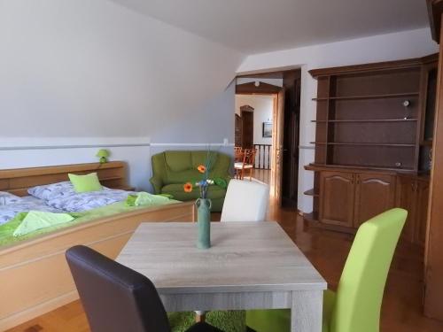 Ένα ή περισσότερα κρεβάτια σε δωμάτιο στο Georgina Apartman