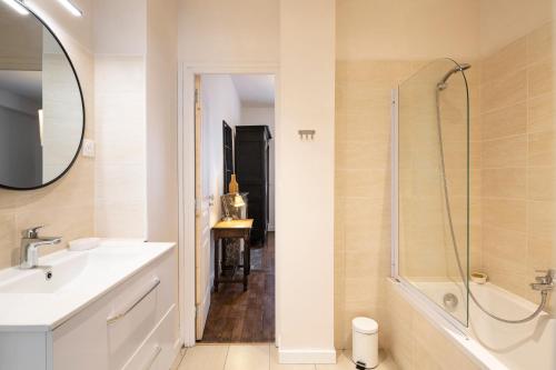 une salle de bain avec un lavabo et une douche dans l'établissement LE RECIT by Cocoonr, à Rennes