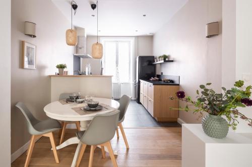 une cuisine et une salle à manger avec une table et des chaises dans l'établissement LE RECIT by Cocoonr, à Rennes