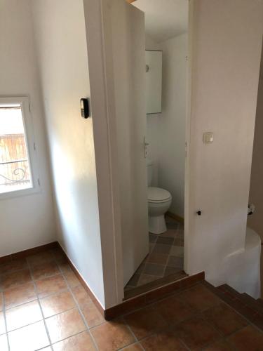 バルジュモンにある1 Place Moreriのバスルーム(トイレ付)、窓が備わります。
