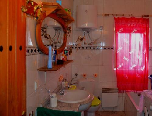a bathroom with a sink and a toilet and a mirror at Casa de desierto in Tabernas
