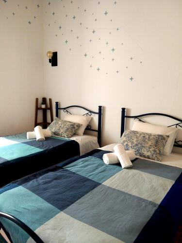 ラゴスにあるOrange3 Hostelのベッド2台 壁に星が描かれた部屋