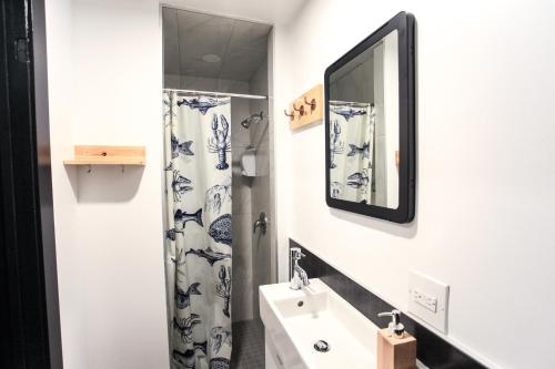 a bathroom with a sink and a mirror at Auberge Saintlo Montréal Hostel in Montréal