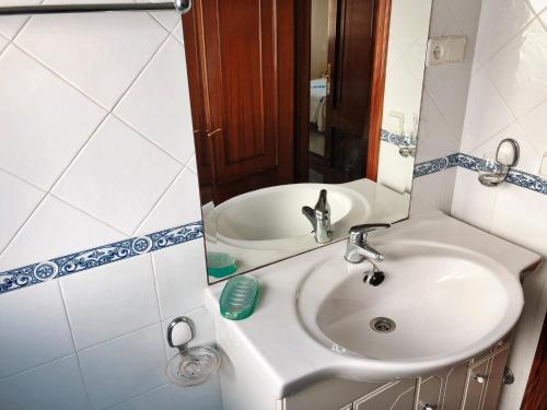 Koupelna v ubytování Apartamentos Raxo Mar