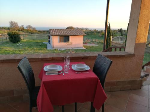 stół z czerwonym obrusem na górze w obiekcie Mario's Home w mieście Sasso