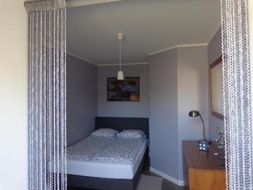 Una cama o camas en una habitación de Apartamentai Dorė